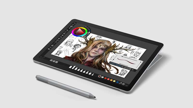 工作室模式下的 Surface Go 2 带有 Surface 触控笔，屏幕上显示着学习应用程序