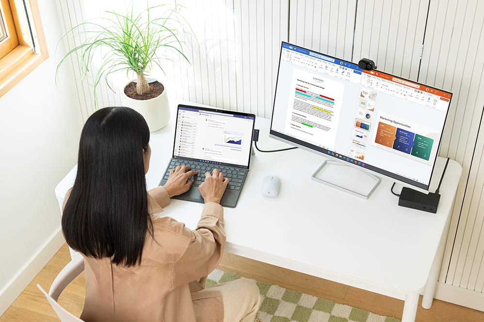 一位坐在桌前使用 Surface Pro 特制版专业键盘盖的人。