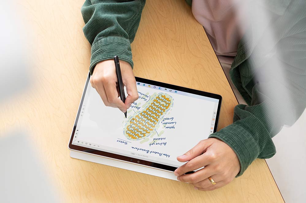 一个在 Surface Pro 9 的触控屏上使用 Surface 超薄触控笔2 的人。