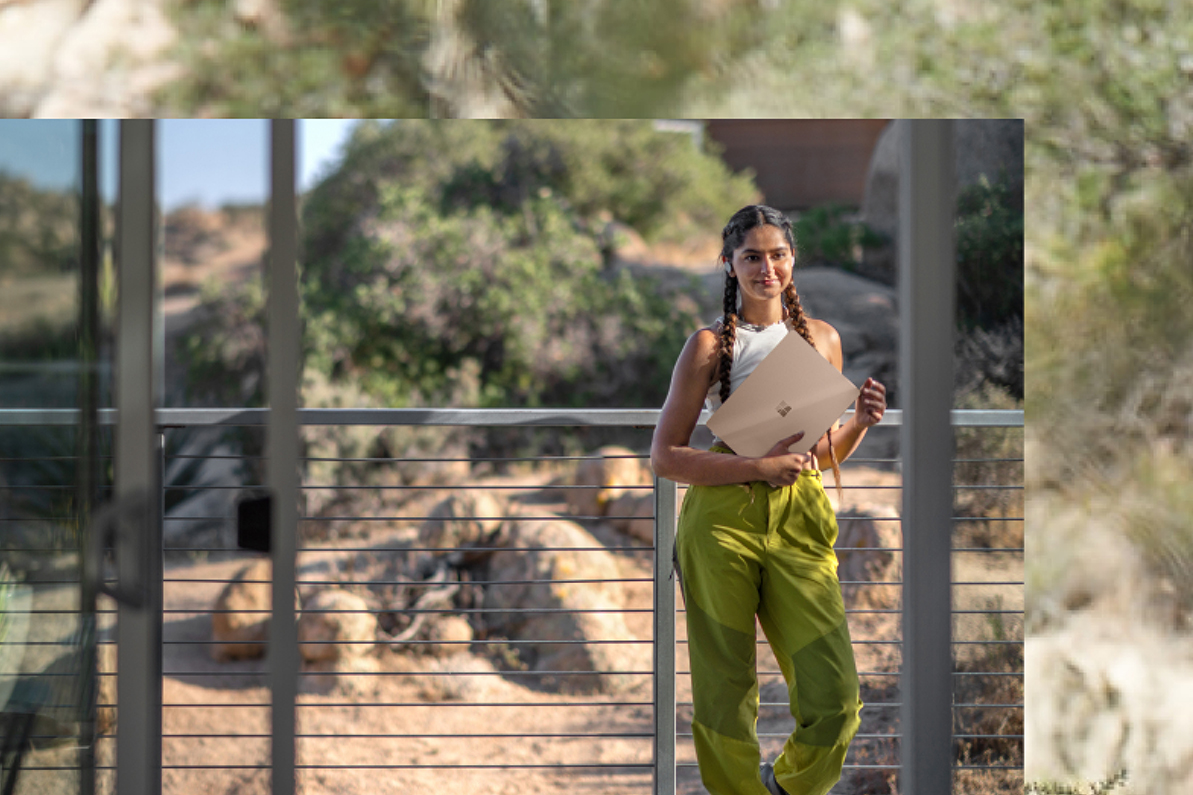 一位女士手持Surface Laptop 5