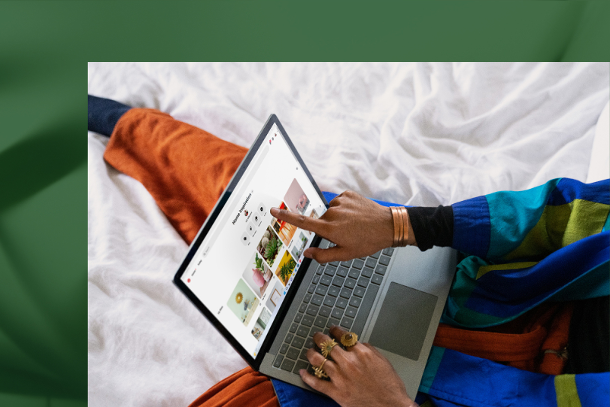 一位女士在使用Surface Laptop 5触摸屏