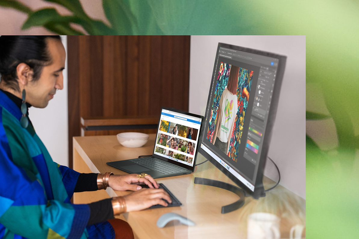 一位用户使用Surface Laptop 5外接屏幕玩游戏