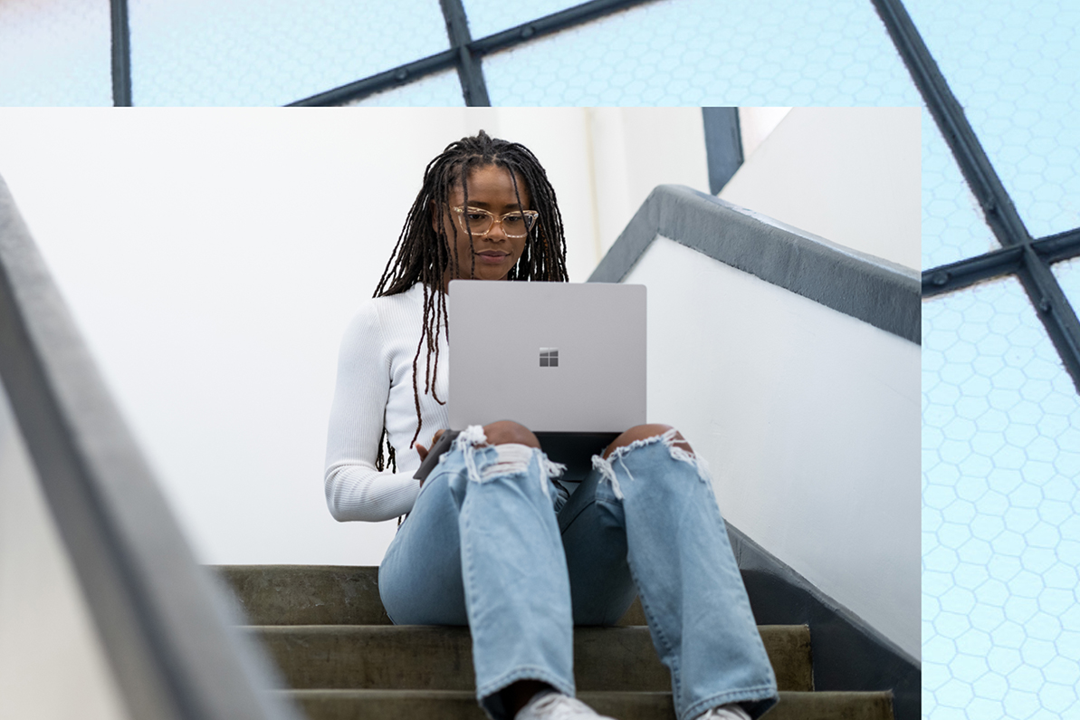 一位用户使用Surface Laptop 5工作