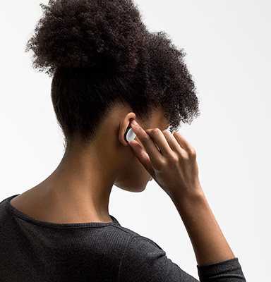 一个人头戴 Surface Headphones 2