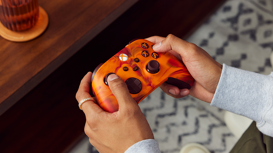 Xbox 无线控制器 - 烈火风暴特别版上 Xbox、视图、菜单和分享按键的特写。