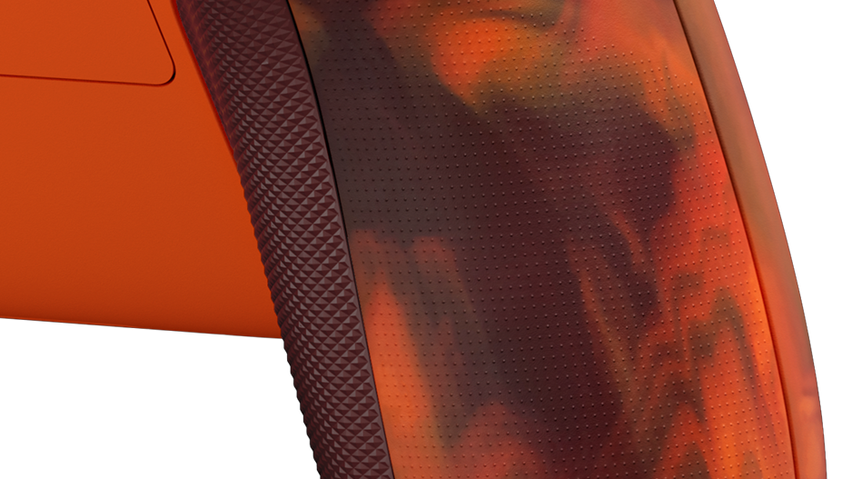 Xbox 无线控制器 - 烈火风暴特别版橡胶握把的特写。