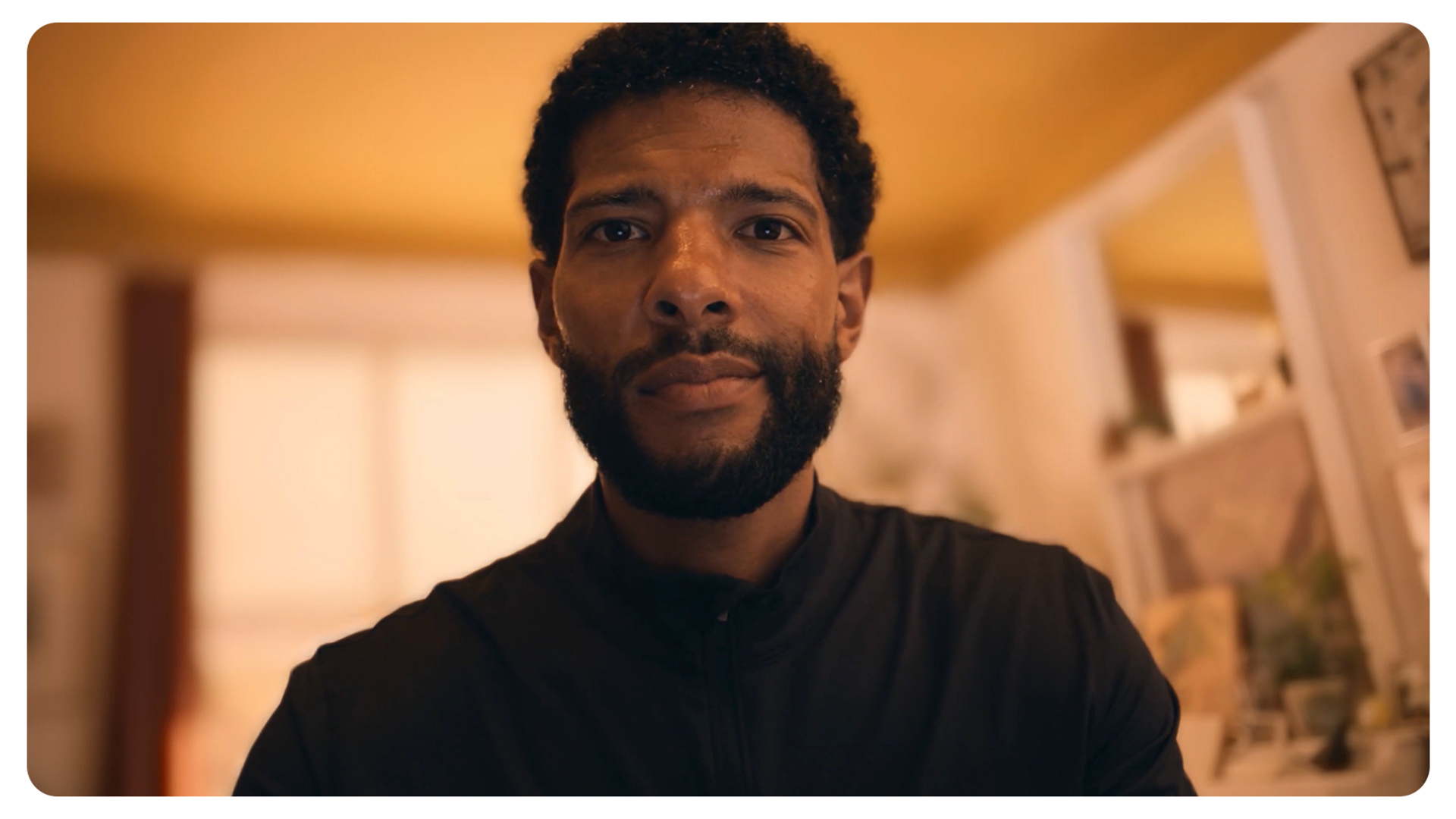 一个人在使用 Windows 工作室效果中的人像模糊功能来模糊自己的背景。