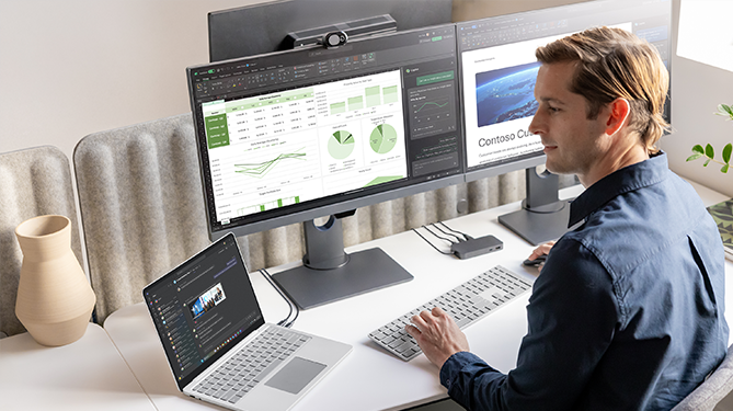 一个人在桌面上使用Surface Laptop 商用版, Windows 11 AI+ PC, 13 英寸 | Snapdragon